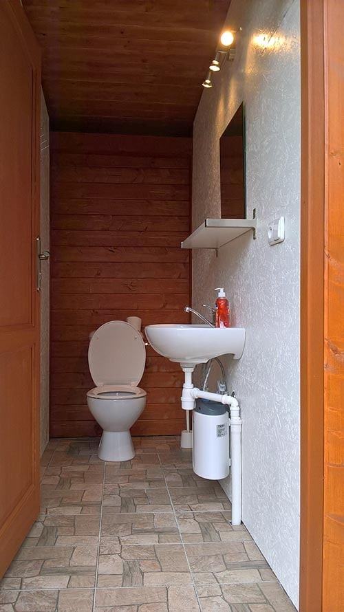 WC s umyvadlem u chaty č. 1