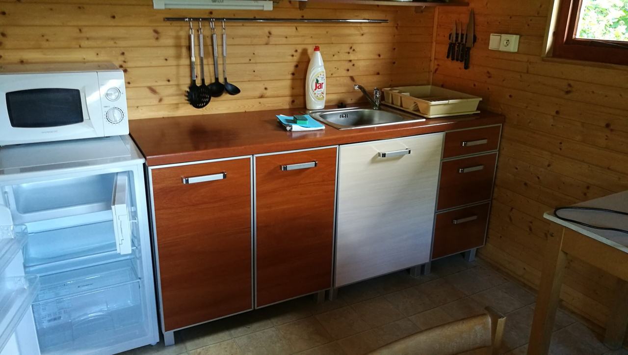 Kuchyňka chaty č. 1 s lednicí a mikrovlnkou