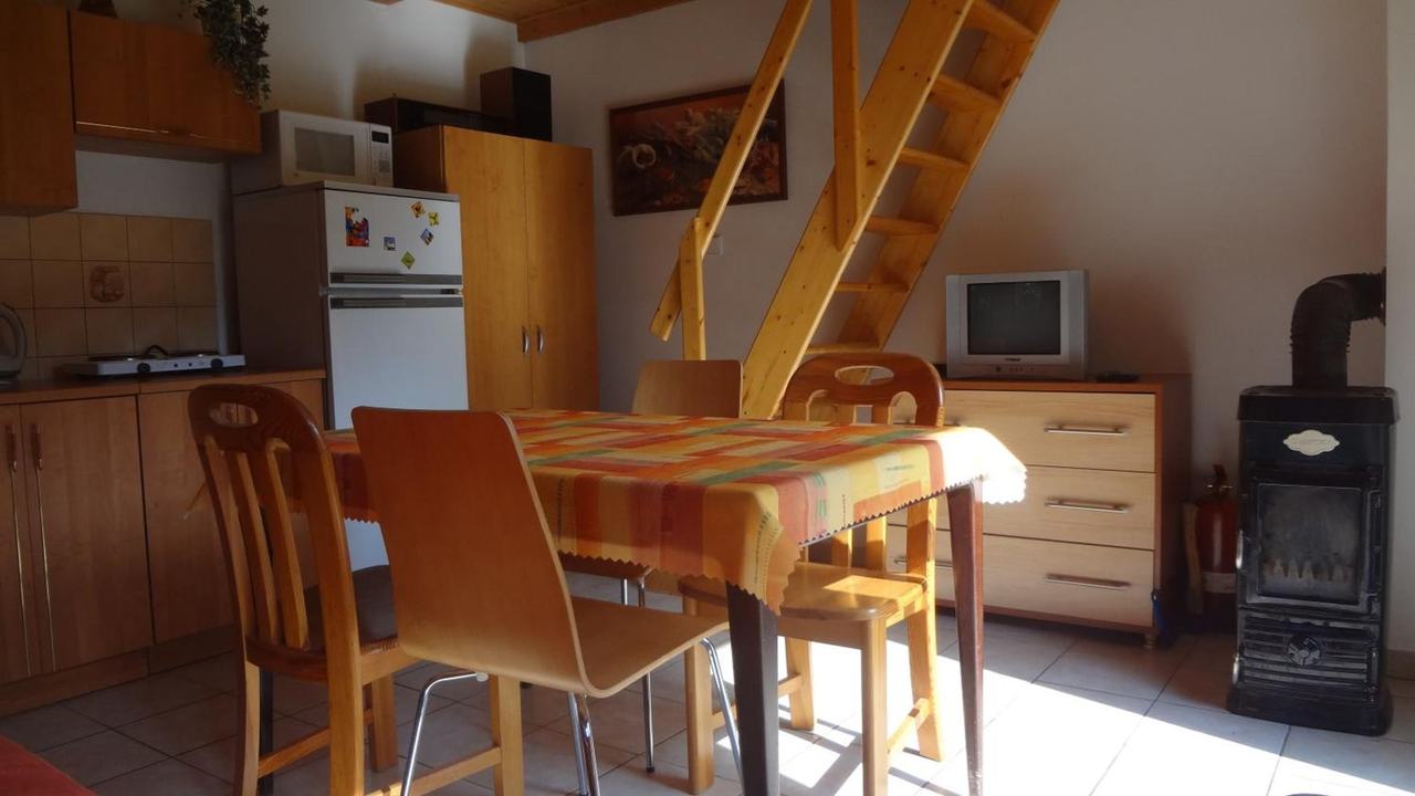Kamna na dřevo a schody do podkroví v chatě č. 2