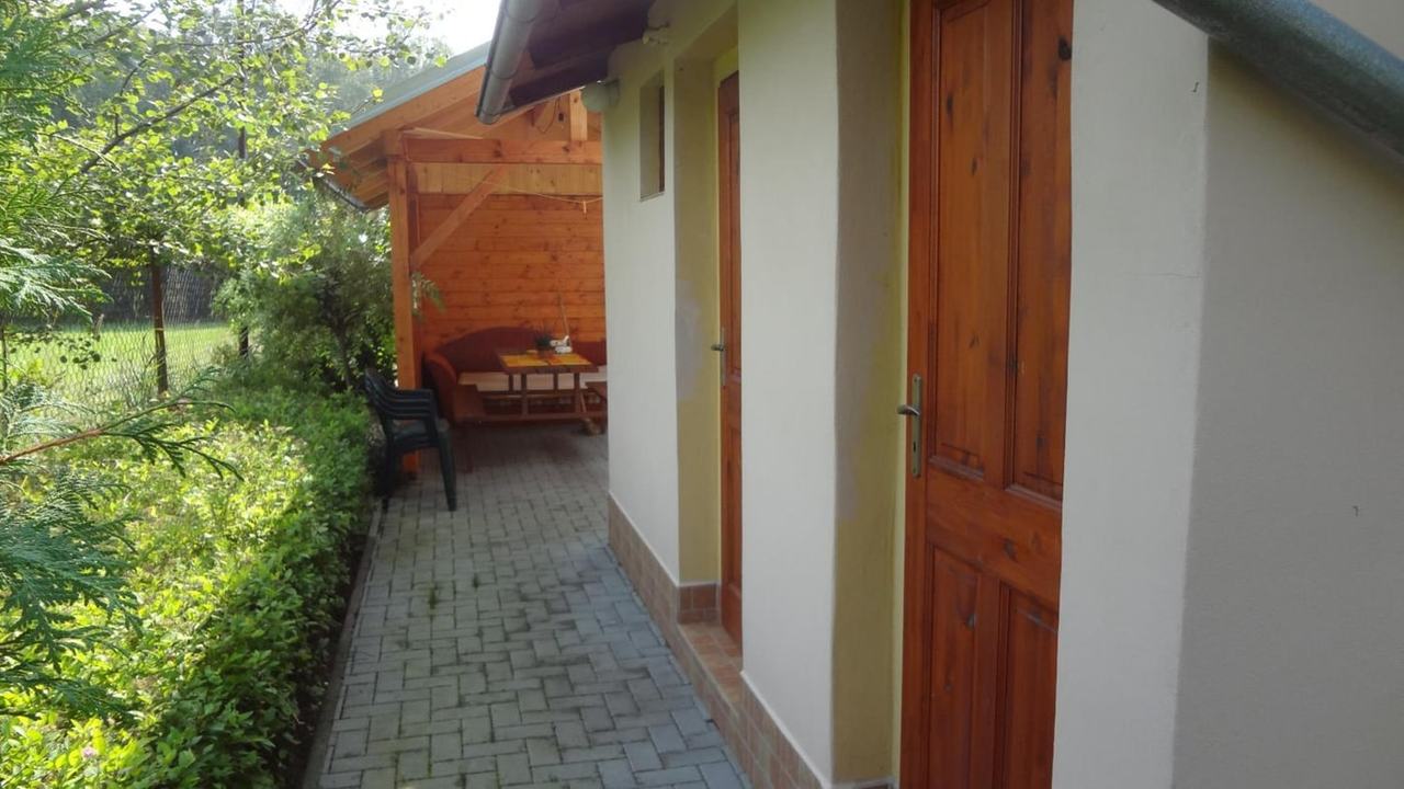 Vchod do koupelny v přístavbě chaty č. 2 zvenku
