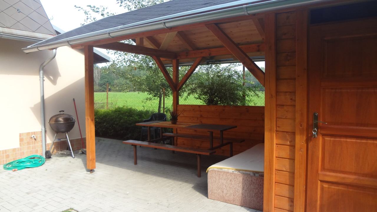 Pergola s grilem a stolem u chaty č. 2