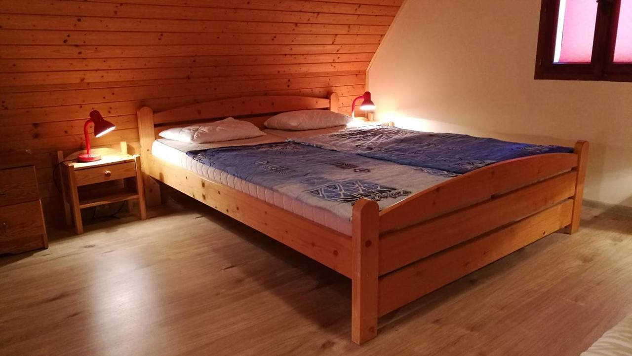 Podkroví chaty č. 2 s manželskou postelí a dvěma lůžky