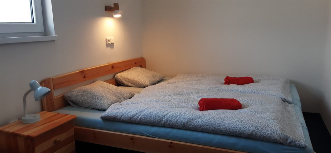 Ložnice chaty LUX s velkou manželskou postelí