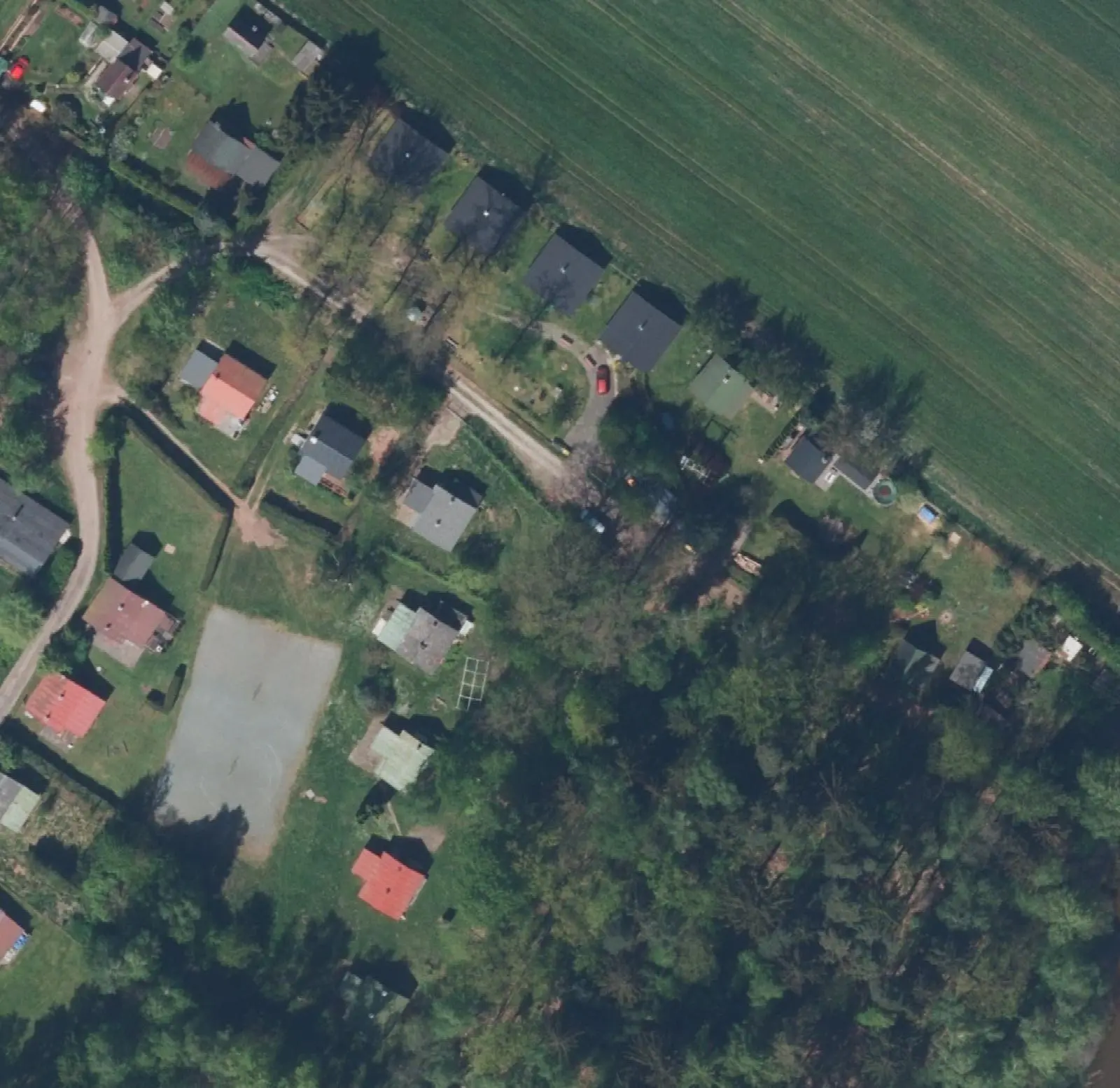 Letecký snímek: chaty na konci osady mezi polem a lesem, jižně rybník Brodský. Ortofoto ČÚZK.
